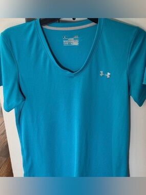 EUC Under Armour Women’s Teal Short Sleeve V-Neck HeatGear Tee Run Walk Fitness